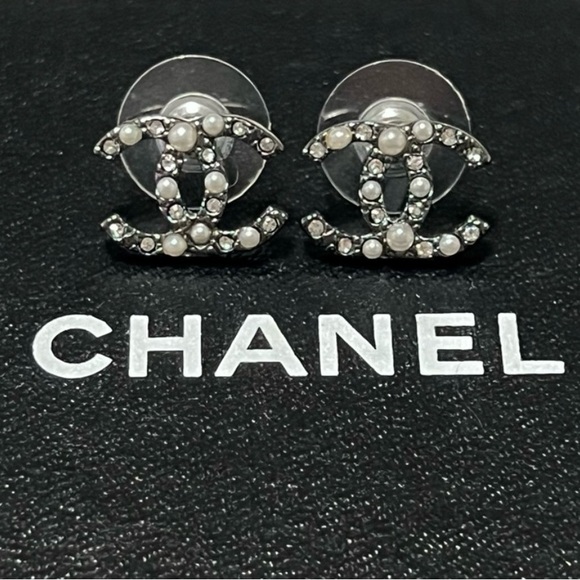 Chanel classic pearls crystals CC logo earrings - Picture 1 of 7